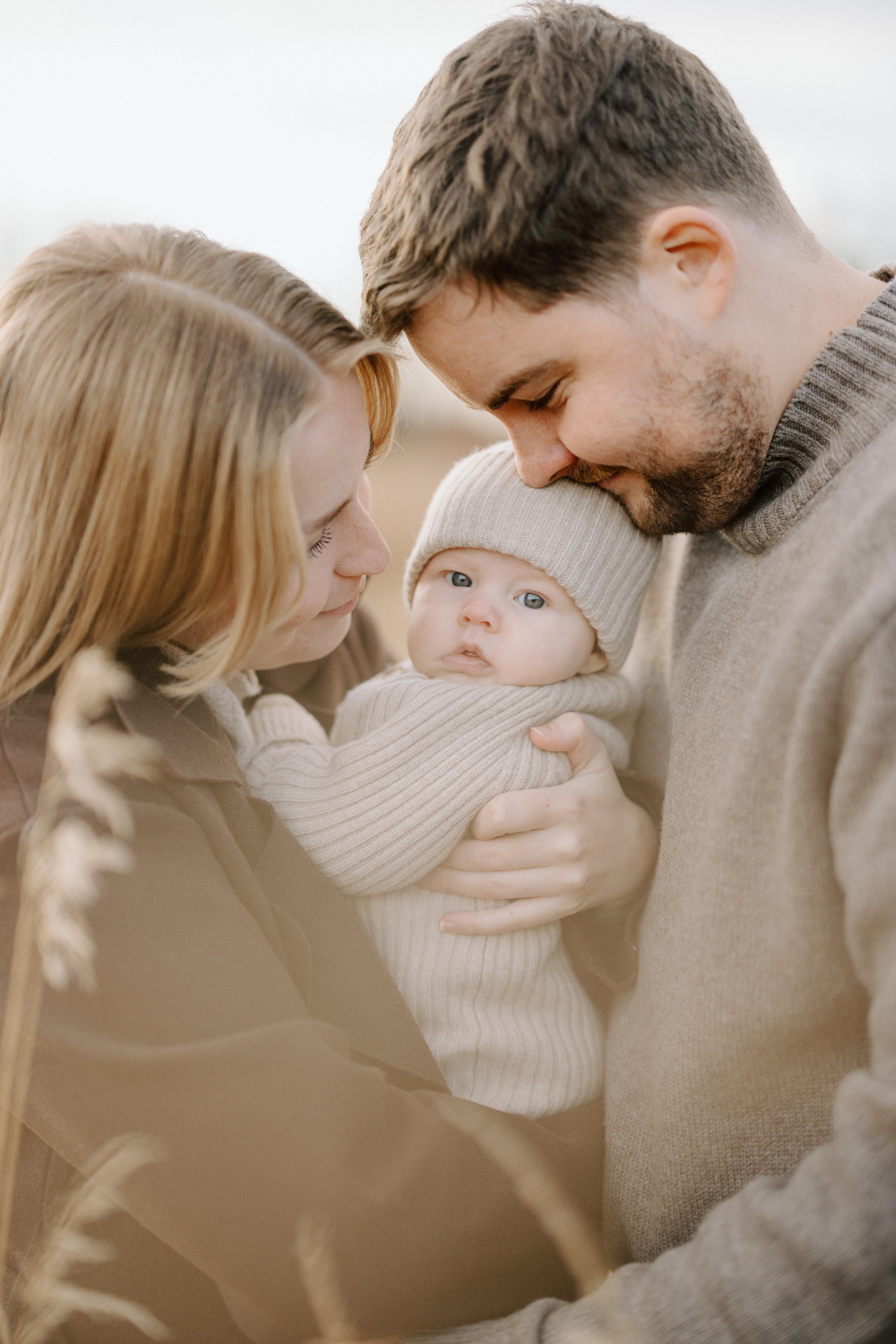 Magisk familjefotografering i Luleå under hösten – varma toner, naturligt ljus och en mjuk färgpalett i Gammelstad. Perfekt inspiration inför din egen familjefotografering i norr.